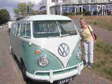 Silvia mit VW-Bus (1)